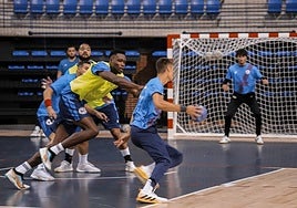 Pergel intenta escaparse de Modi en un entrenamiento.