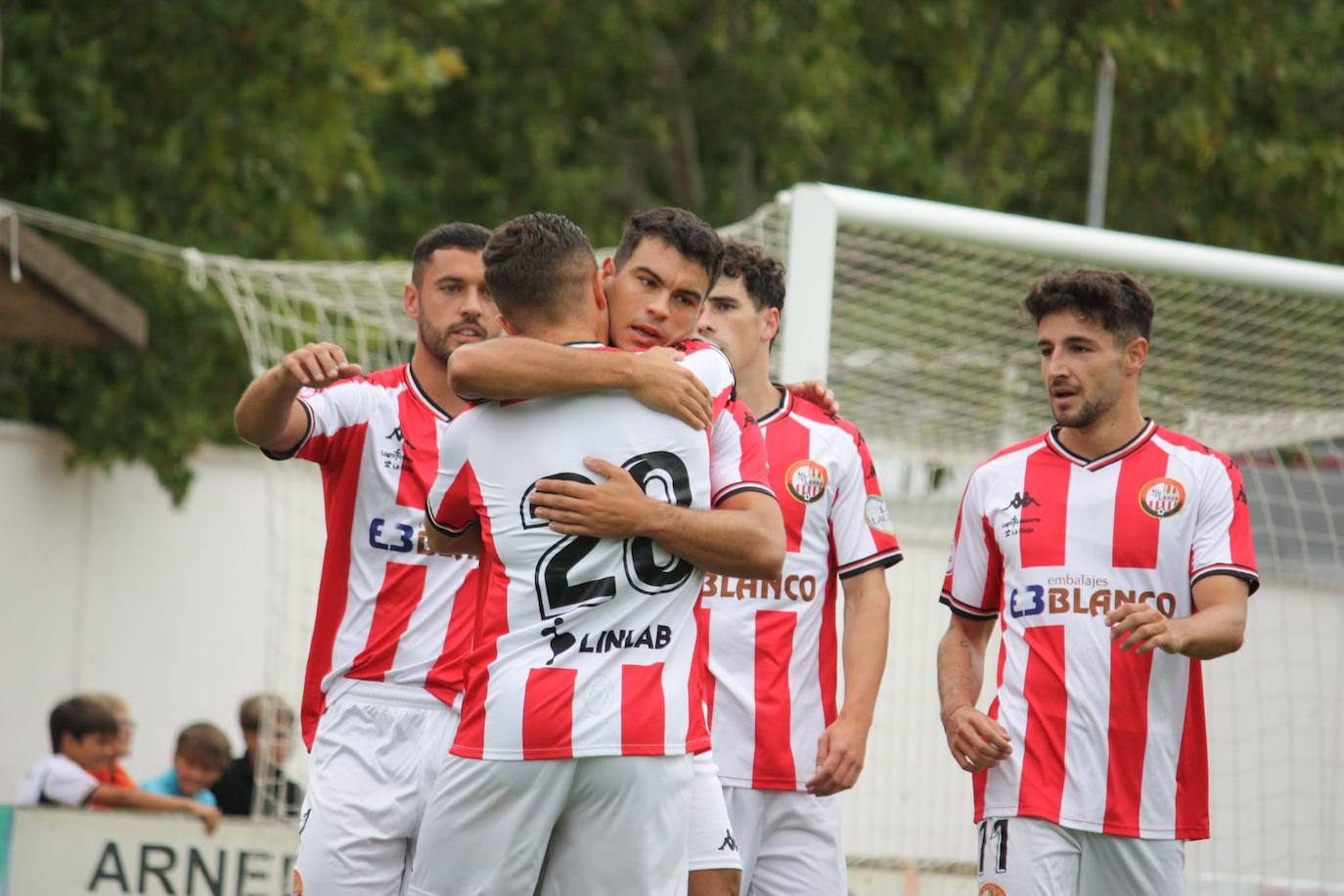 Los jugadores de la SD Logroñés celebran uno de sus goles.