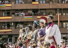 Los gigantes de 'Las cuatro culturas' en el chupinazo del verano pasado.