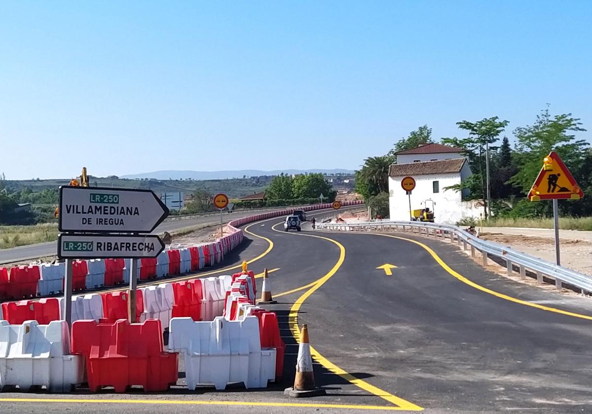 La carretera LR-250 de acceso a Villamediana desde Logroño, que será cortada el martes.