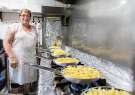 Luci elaborando seis tortillas de forma simultánea, en el Serenella.