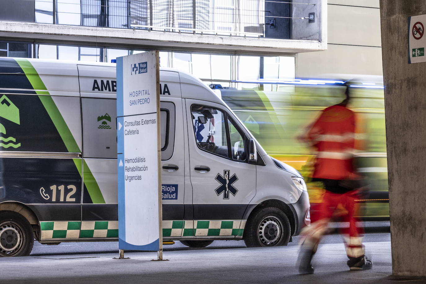 Una ambulancia, junto al San Pedro.