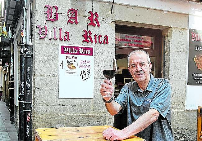 Eduardo, en la puerta de su Villa Rica.