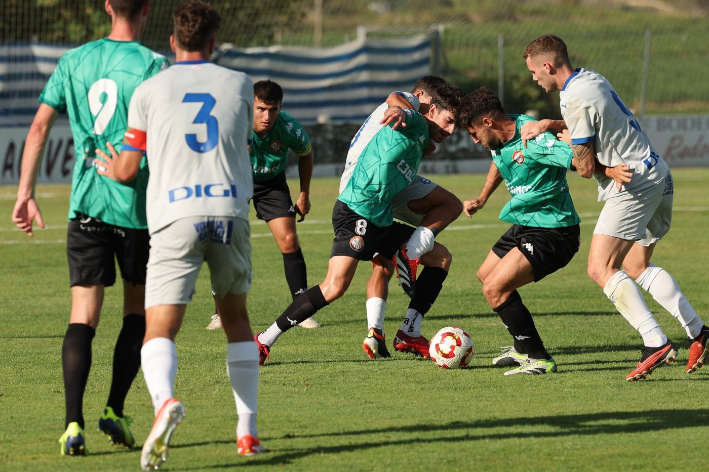 Varios jugadores del Alavés B presionan a la SD Logroñés para hacerse con el balón.