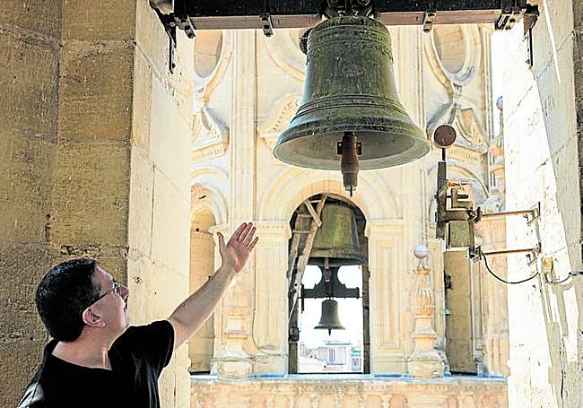 Un patrimonio que mostrar. Víctor Jiménez, párroco y vicario, presumiendo de campanarios.