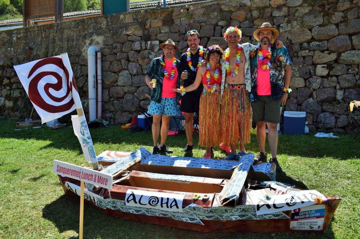 A la izquierda, el equipo 'Sanqueremos Lunch & More', vencedor de la II Carrera de Barcos de Cartón de Villanueva. A la derecha, otra embarcación llegando a meta sobre el río Iregua.