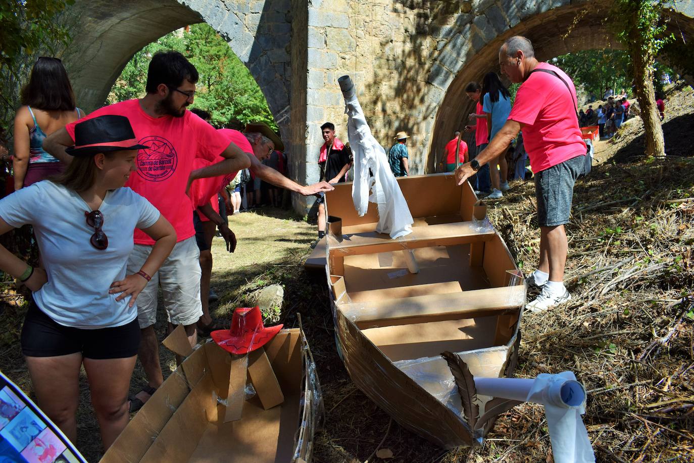 Con amigos y barcos de cartón por el Iregua