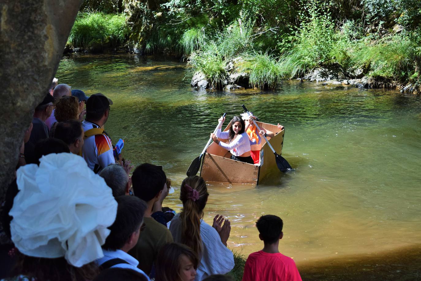 Con amigos y barcos de cartón por el Iregua