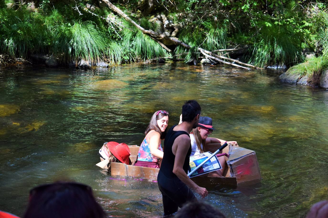 Con amigos y barcos de cartón por el Iregua