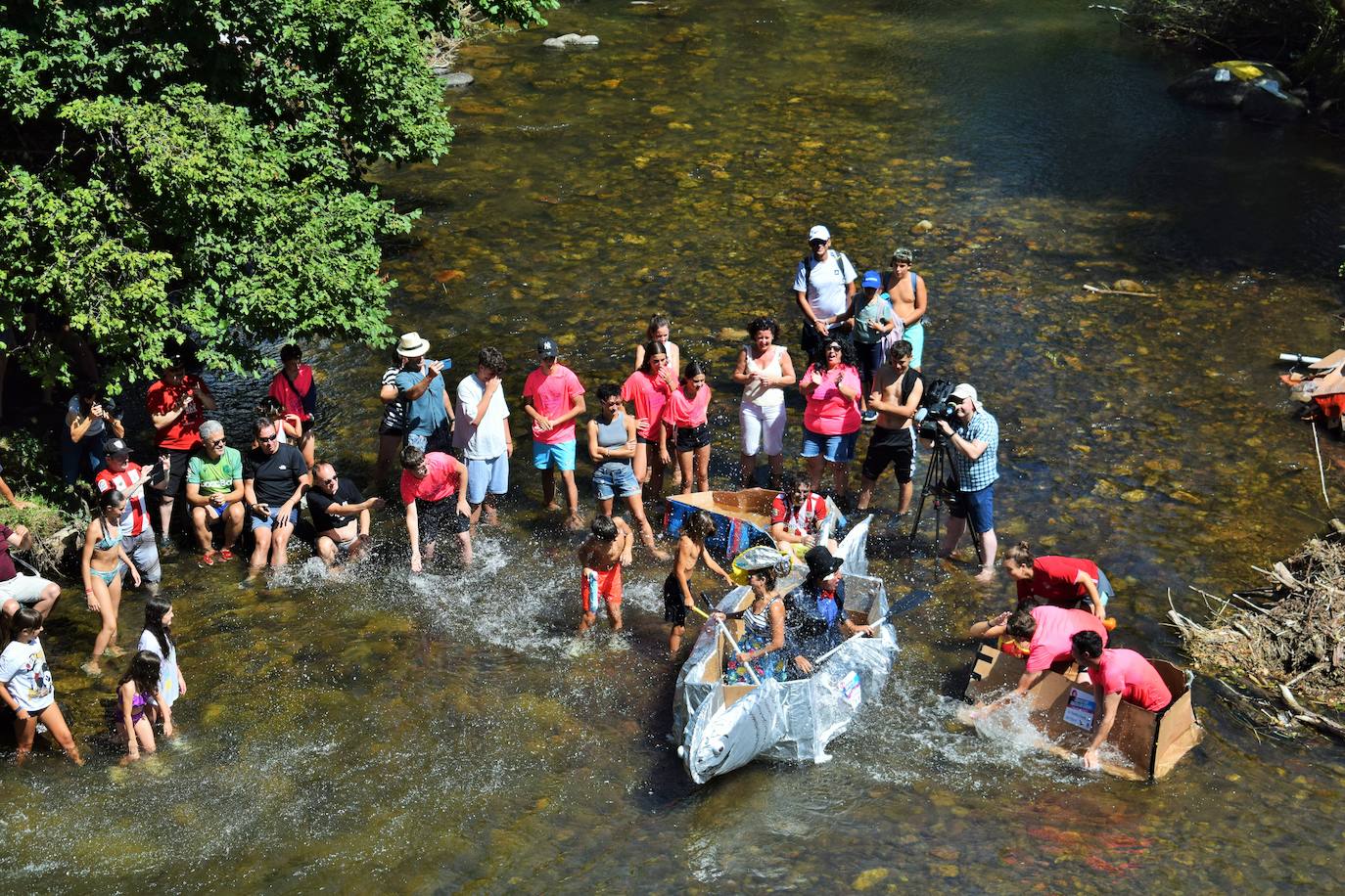 Con amigos y barcos de cartón por el Iregua