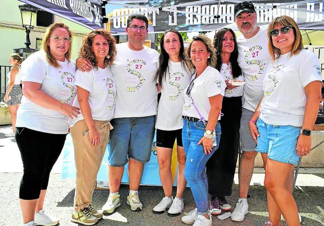 Mujeres de la Asociación Faro posan con voluntarios y el alcalde de Torrecilla, Sergio Martínez.