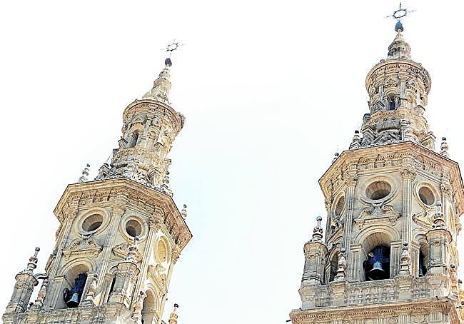 Entre las dos torres, La Redonda tiene 12 campanas.