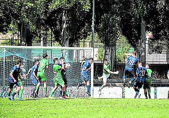 El partido entre el Berceo y el Anguiano abrió el triangular de ayer.