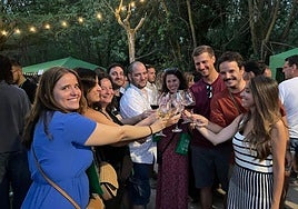 Un grupo de amigos y familiares brinda en la Feria de Vinos de Albelda de Iregua.