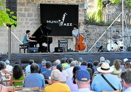 Croma Trío abrió el viernes la vigésima edición del festival Munijazz en la plaza de San Miguel.