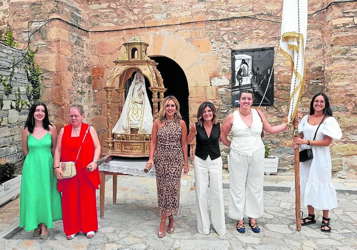 Las fieles que más pujaron, junto a la Virgen de Atisca.