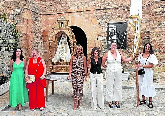 Las fieles que más pujaron, junto a la Virgen de Atisca.