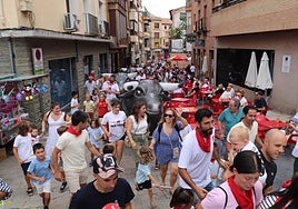 Los más pequeños, y también sus padres, disfrutaron de las carreras de los toros hinchables.