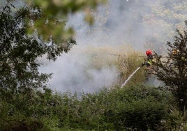 Los bomberos, durante una intervención pasada.