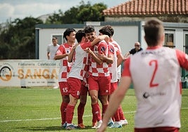 Los jugadores del Varea celebran el gol de Adrián que les dio dio el triunfo ante la Oyonesa.