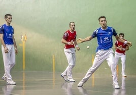 Zabala olpea la pelota en Uruñuela con Rezusta,Elordi y Martija observándole.