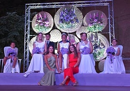 La nueva reina y damas, con las amigas que intervinieron en el acto, y los reyes infantiles de Aldeanueva.