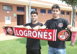 Miguel Santos y Diego Lamadrid posan con la bufanda de la SDL.