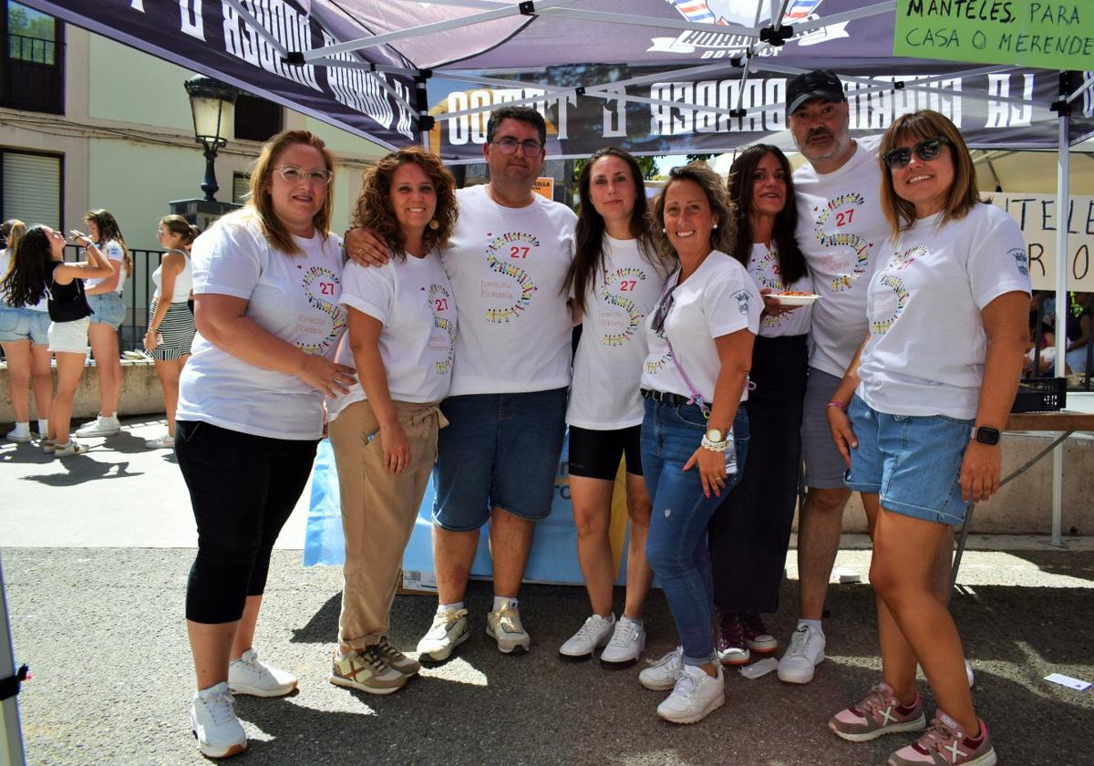 El alcalde de Torrecilla en Cameros posa con las responsables de Faro en la Fiesta de la Solidaridad.