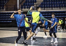 David Cadarso lanza desde el extremo durante el entrenamiento de este miércoles.