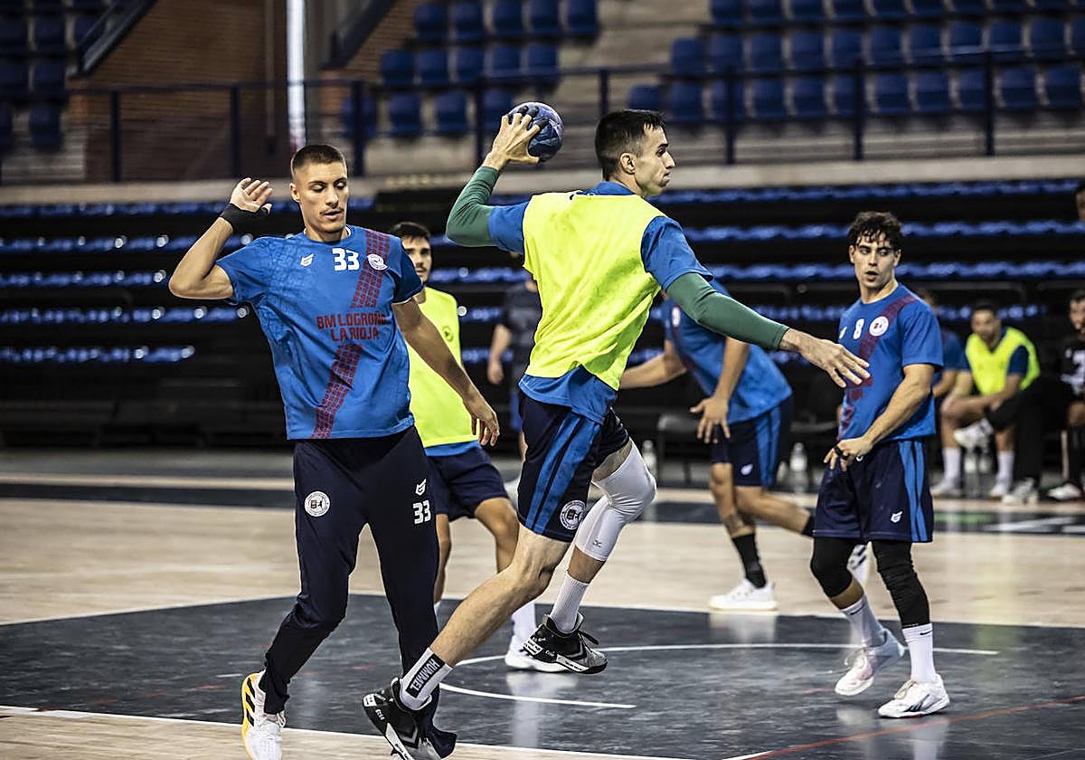 David Cadarso lanza desde el extremo durante el entrenamiento de este miércoles.