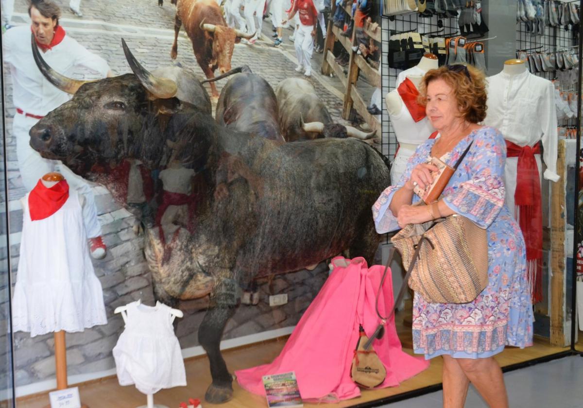 El toro disecado en el escaparate de la Cadena Miniprecio Murciano es un 'clásico' de esta tienda.