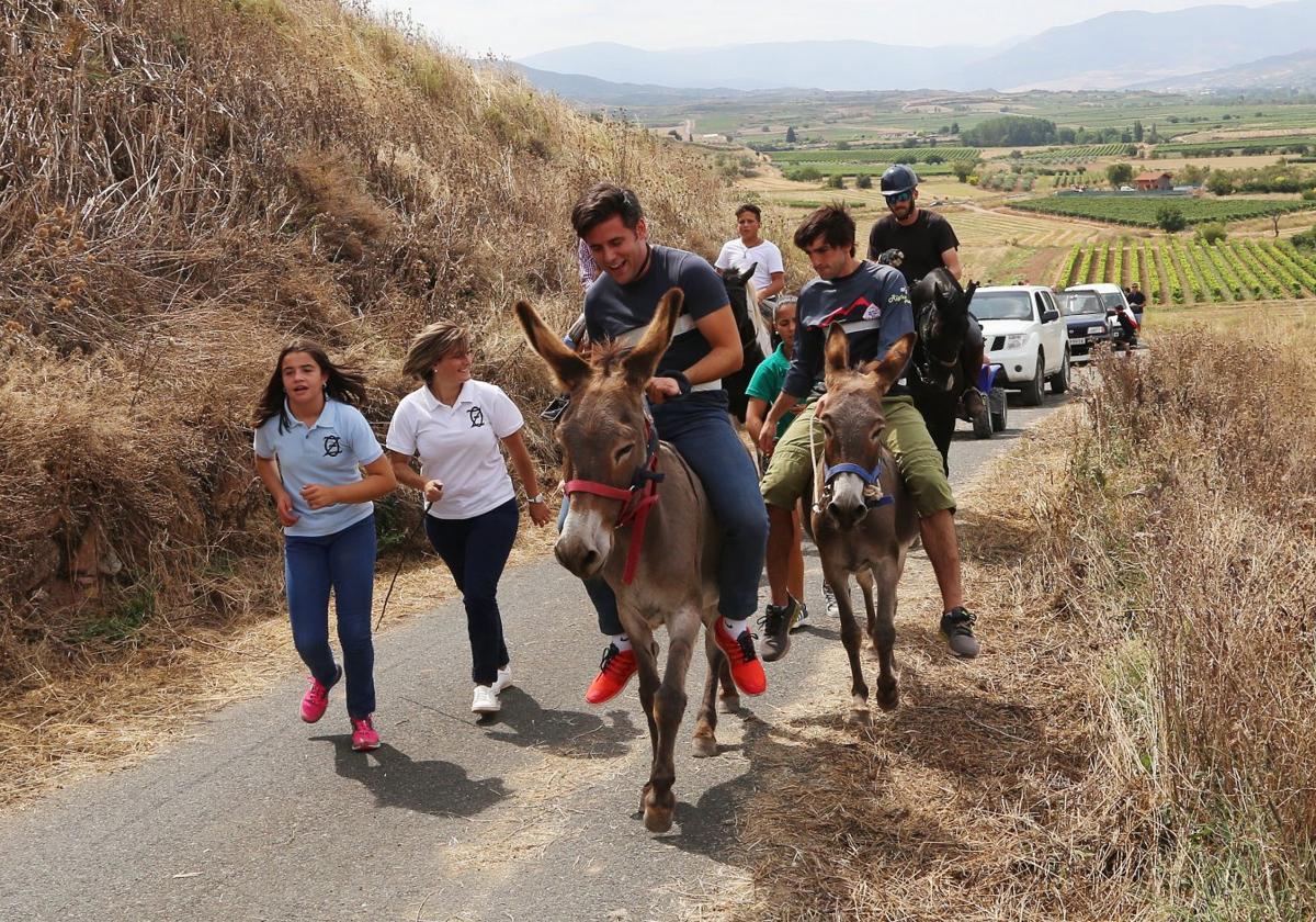 Varios hombres compiten en la edición de 2023, que denunció Pacma y, a la postre, última carrera de burros del municipio.