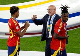 De la Fuente, en el centro, celebra el triunfo en la Eurocopa con Lamine Yamal y Niko Williams