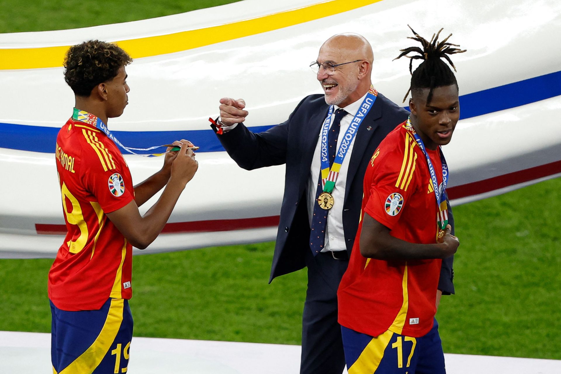 De la Fuente, en el centro, celebra el triunfo en la Eurocopa con Lamine Yamal y Niko Williams