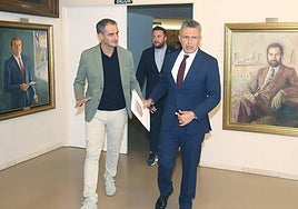 Conrado Escobar, ayer, accediendo al Salón de Retratos para su comparecencia.