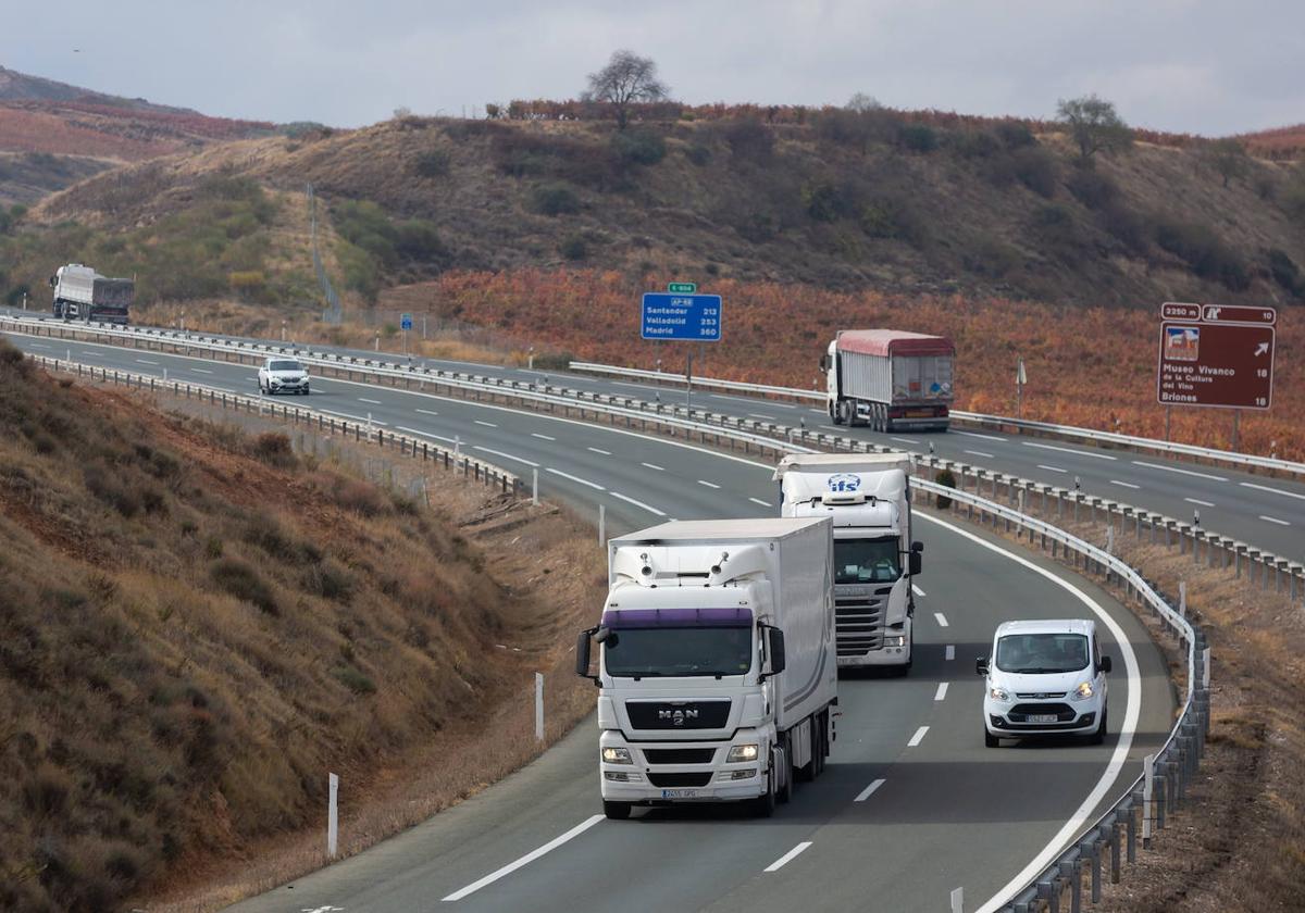 Varios camiones circulan por las carreteras riojanas.