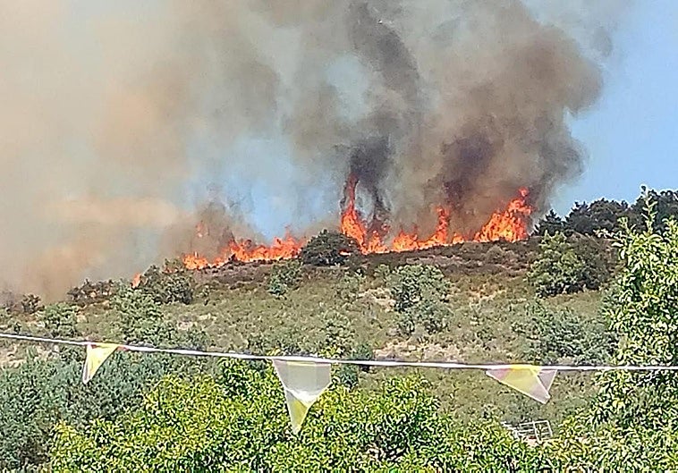 El incendio de la sierra de Burgos bordea el límite con La Rioja