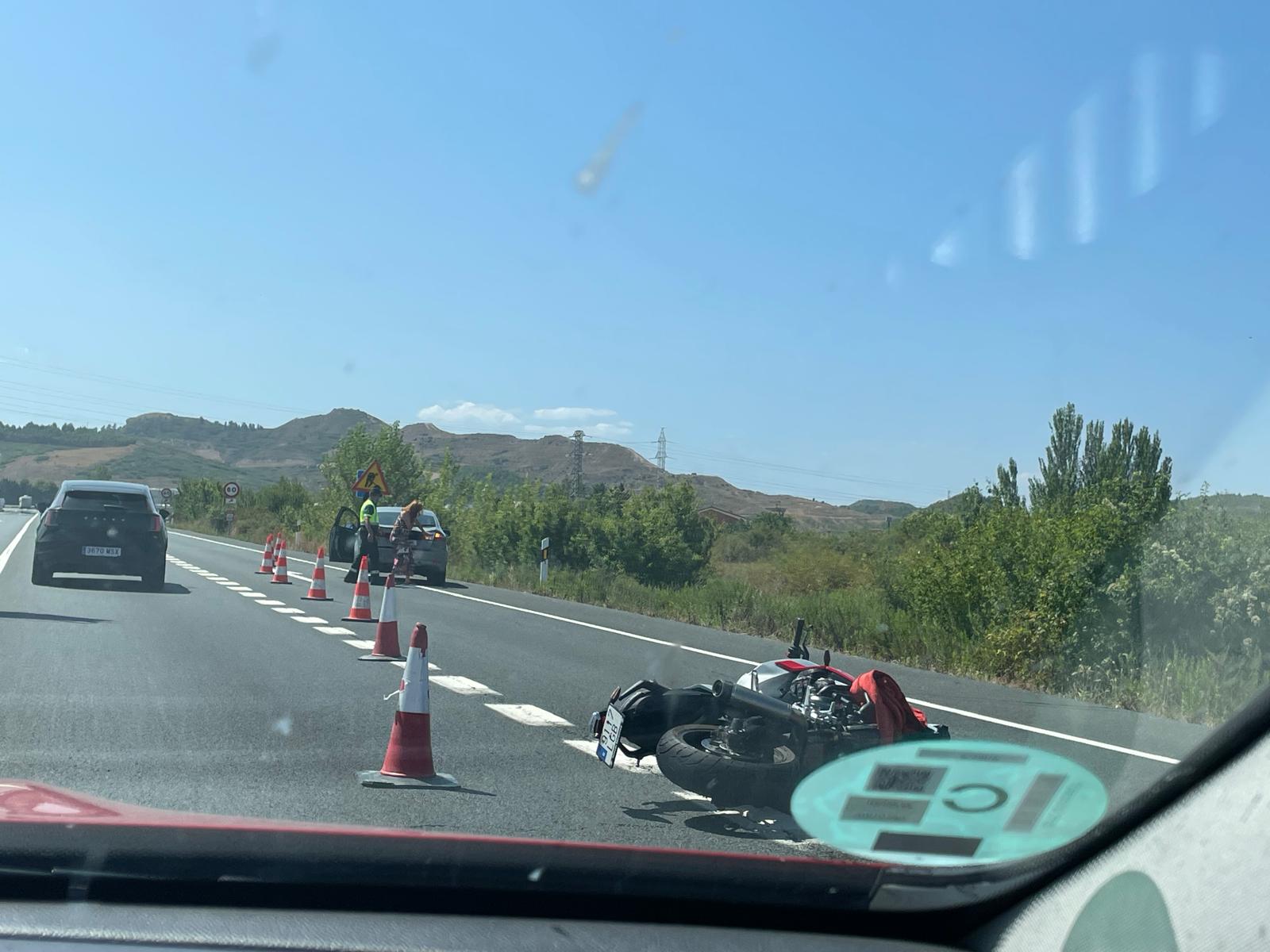 La moto, volcada en el carril lateral, en la N-111.