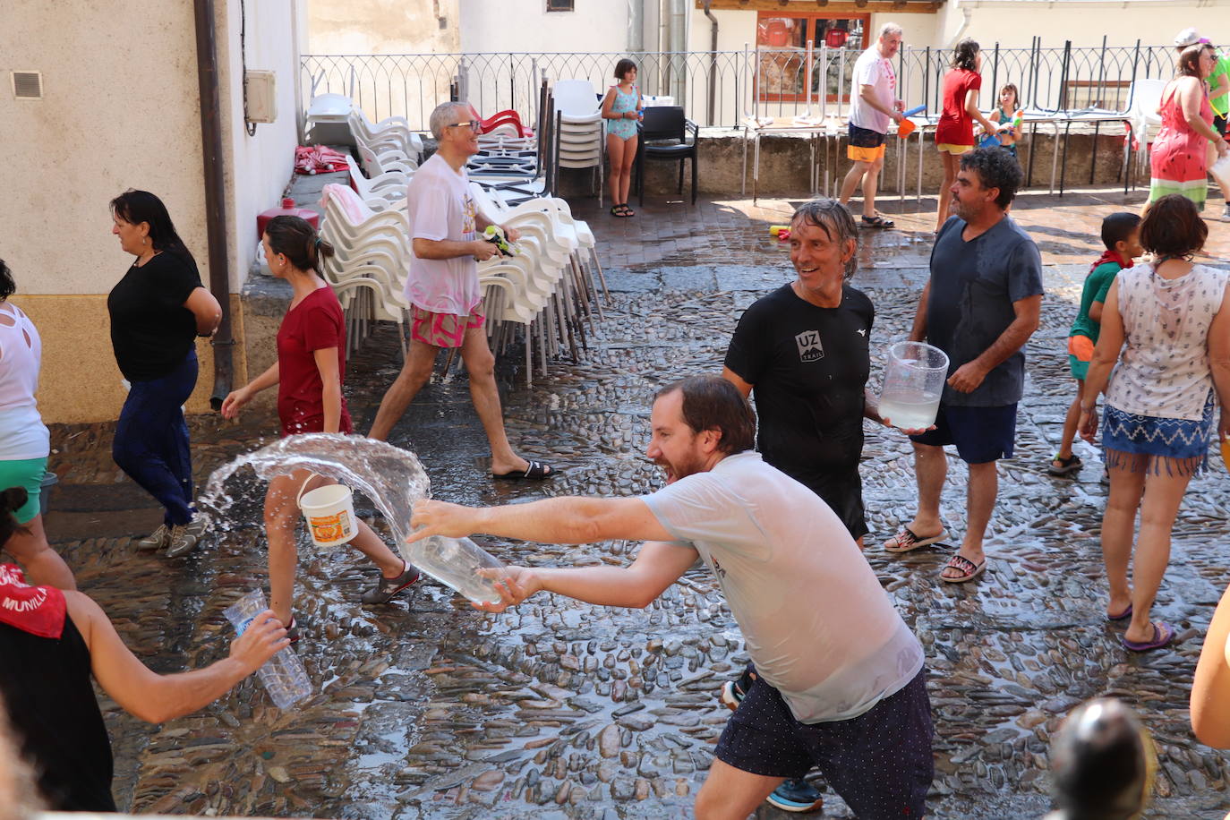 Las imágenes de la batalla de agua de Munilla