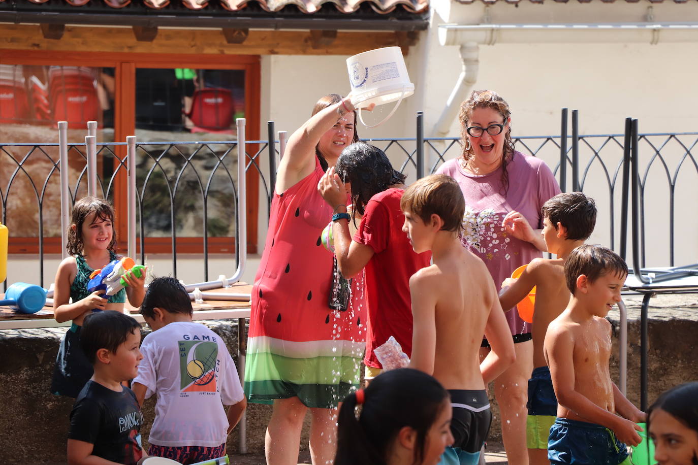 Las imágenes de la batalla de agua de Munilla