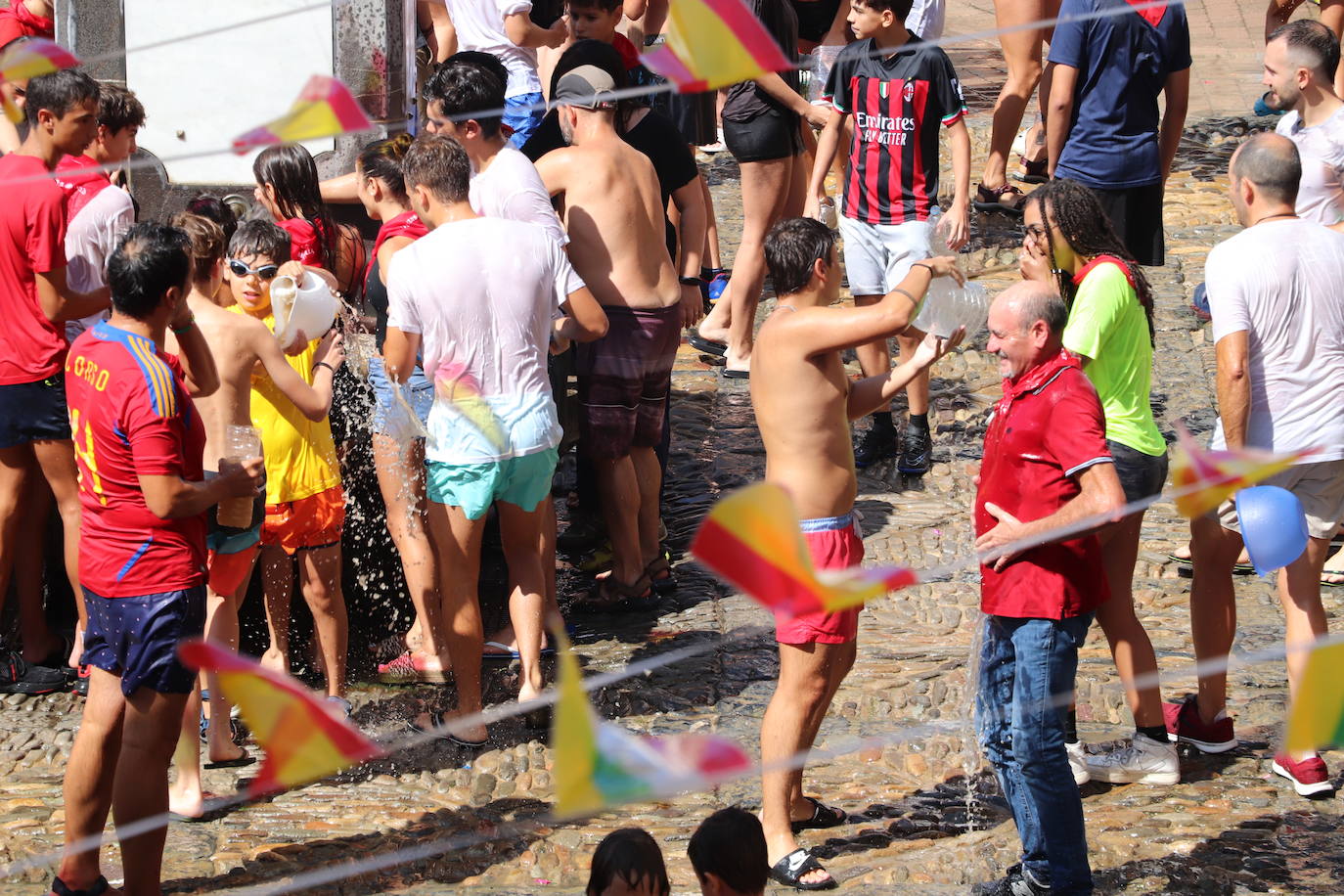 Las imágenes de la batalla de agua de Munilla