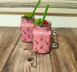 Imagen de un smoothie con el característico color que le aportan los frutos rojos.