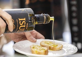 Uno de los aceites de La Rioja para degustar sobre rebanadas de pan.