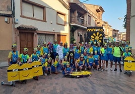 La carroza de los Minions, con niños y mayores participó en el concurso celebrado ayer por la tarde en las fiestas de Aldeanueva de Ebro.
