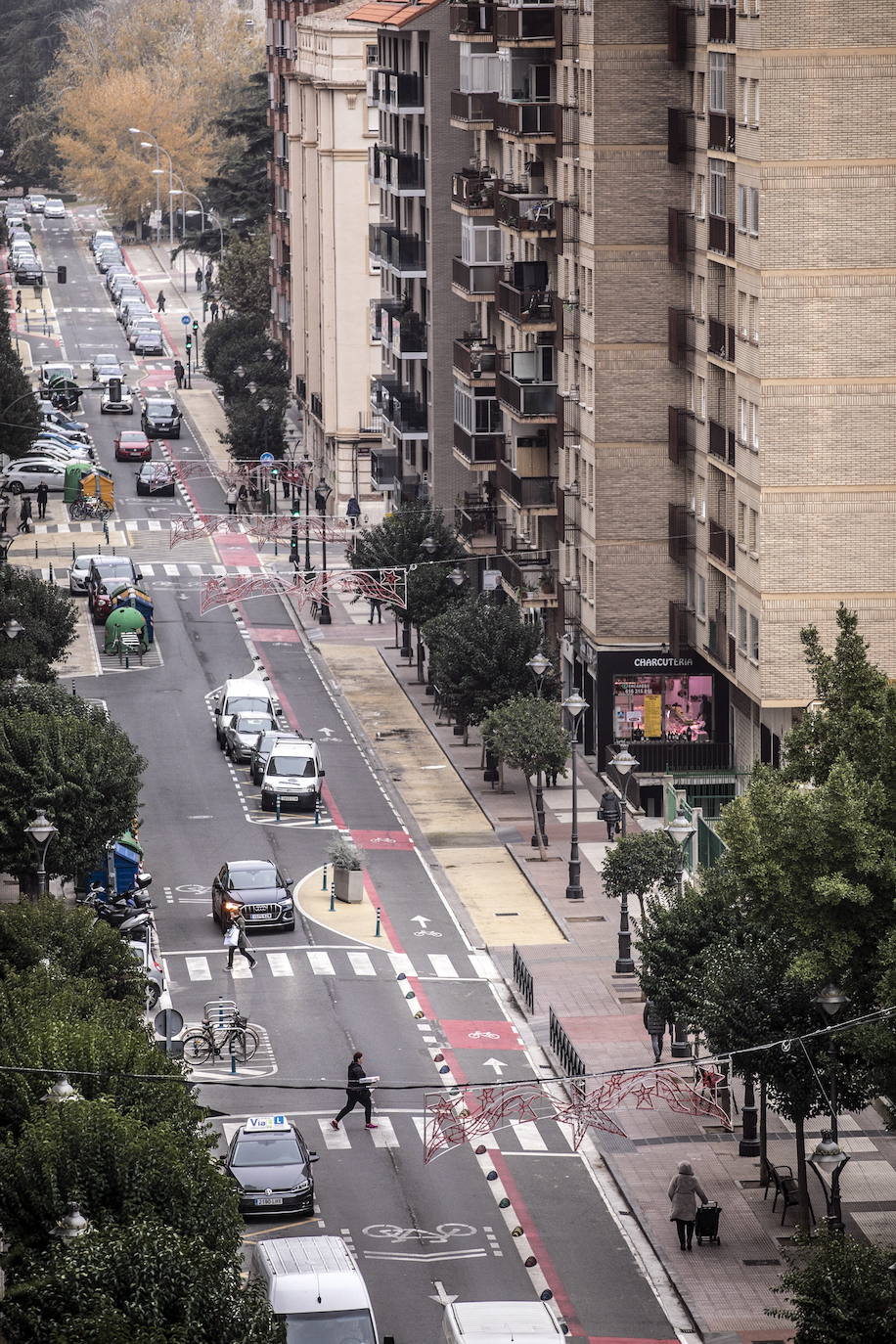 Imagen general de un tramo de la calle con el actual eje ciclista.