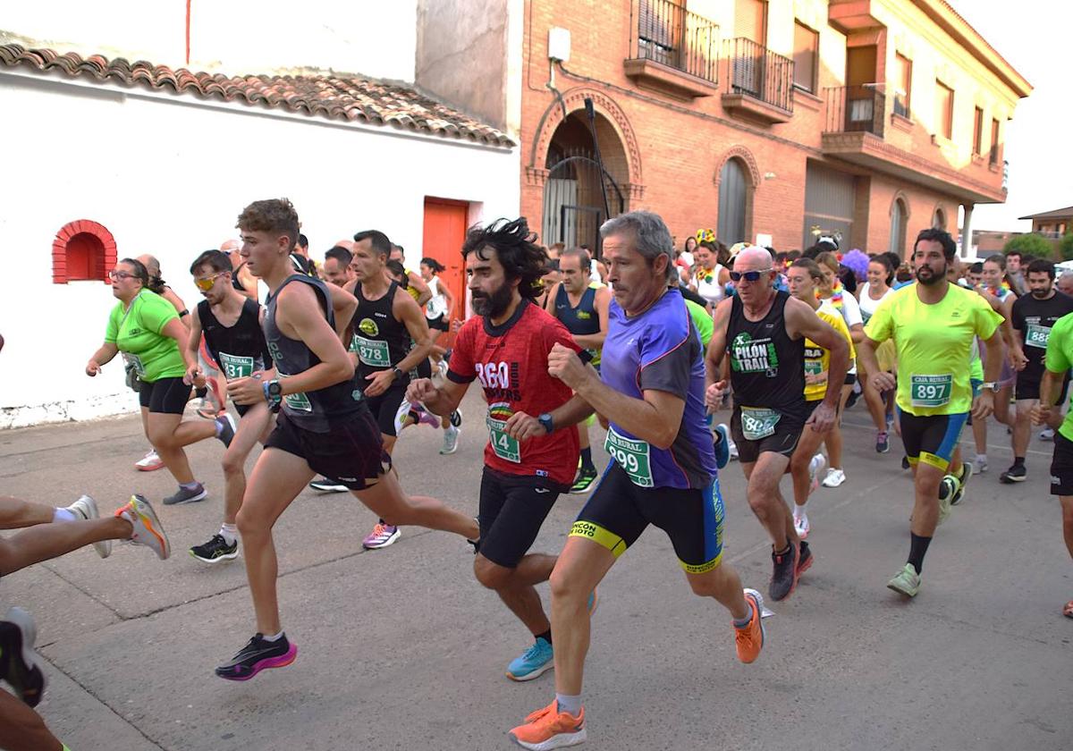 Héctor Miguel y Nayat Martínez ganan la X Carrera El Encierro de Aldeanueva