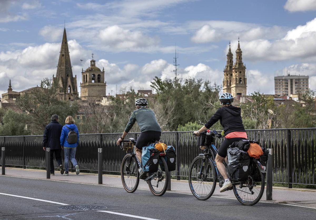 Dos peregrinos cruzan el Puente de Piedra para entrar a Logroño.