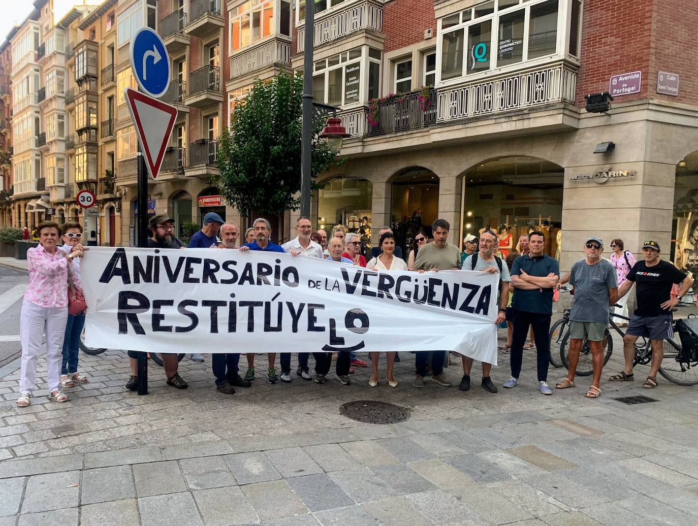 Concentración recordando el bautizado como 'aniversario de la vergüenza' con PSOE y PR+ presentes, este jueves.