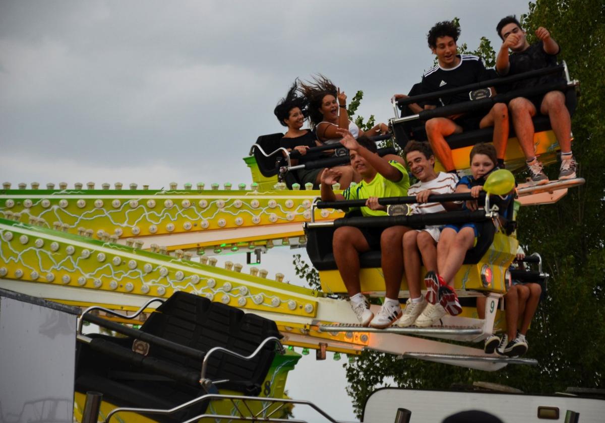 Jóvenes, disfrutando este sábado de una de las atracciones del recinto ferial.