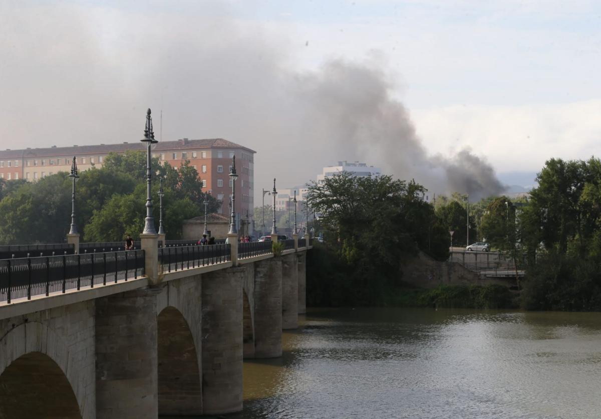 Un incendio en el Camino Viejo de Oyón provoca una gran humareda en diversas zonas de Logroño